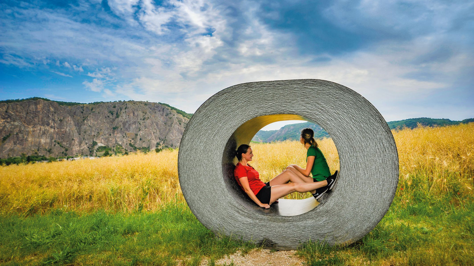 Paar relaxt im Kurzurlaub im Steinskulpturenpark